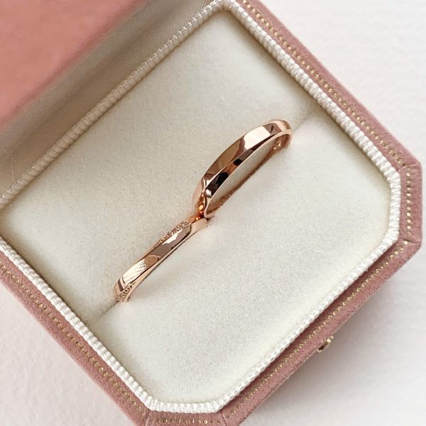 Tại sao nhẫn cưới thường là nhẫn trơn?