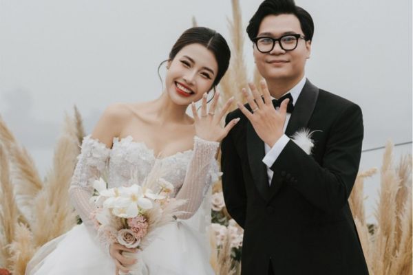 Tại sao nhẫn cưới thường là nhẫn trơn