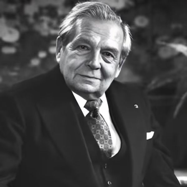 Ông được mệnh danh là “Joaillier des Stars – Thợ kim hoàn của các vì sao”