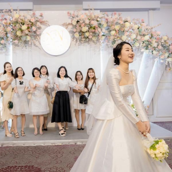 Nguồn gốc lịch sử của nghi thức tung hoa cưới