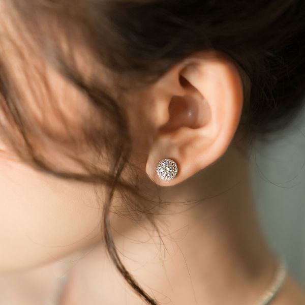 Chọn bông tai cô dâu phù hợp với kiểu tóc và dáng mặt