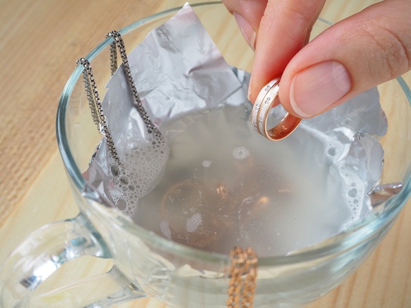 Cách vệ sinh bạc bằng baking soda