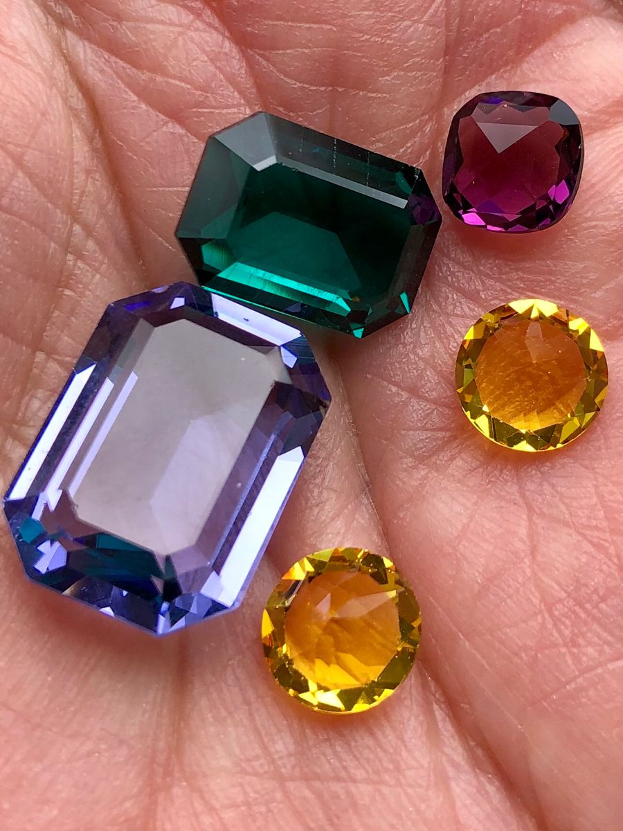 Đá Zircon là gì?