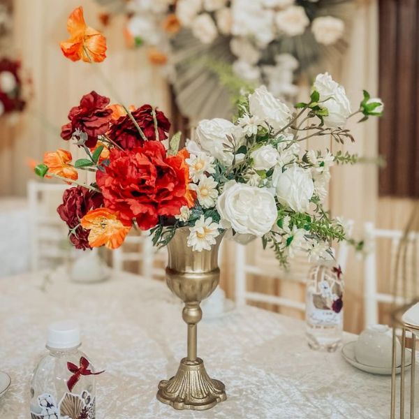 Hoa để bàn đám cưới trong lọ kim loại