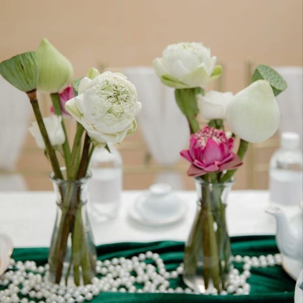 Hoa để bàn cưới trong lọ thủy tinh