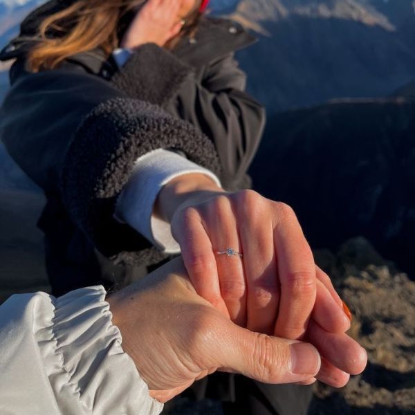 Vì sao nhiều người chọn mua nhẫn cầu hôn online?