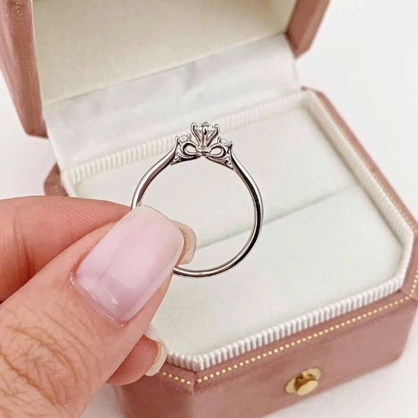 Kiểm tra video thực tế và hiểu rõ tiêu chuẩn 4C của viên đá chủ