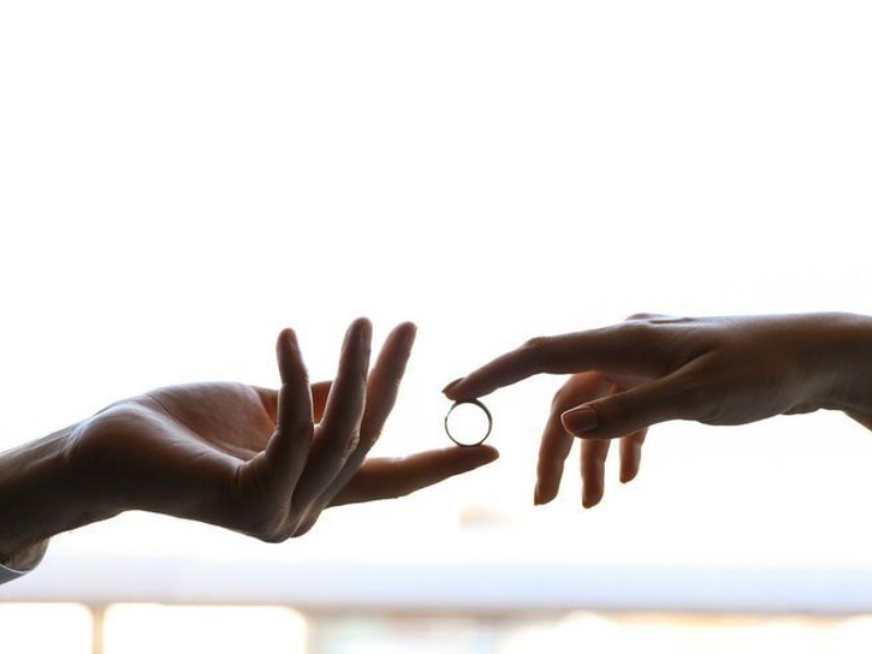 kinh nghiệm mua nhẫn cầu hôn Online