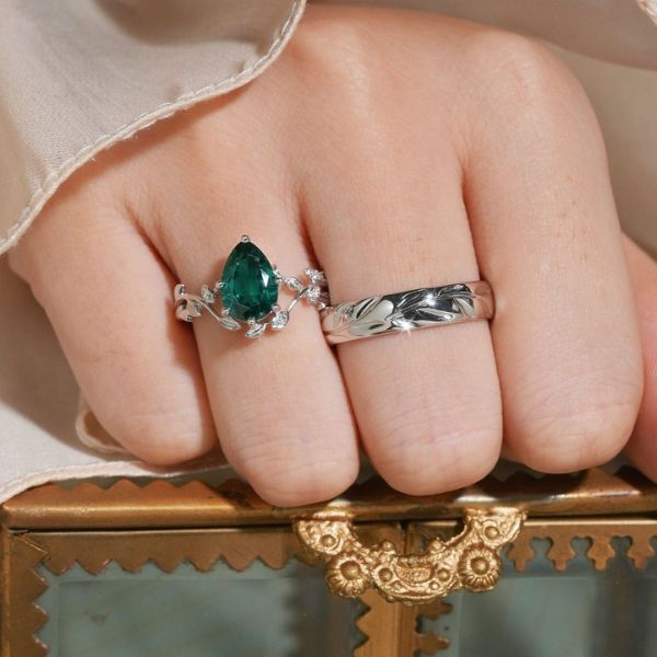 Người mệnh mộc nên đeo nhẫn ở tay nào?