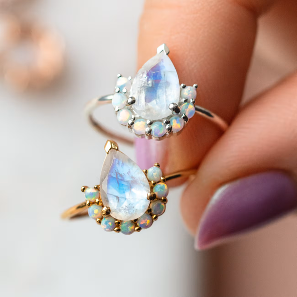 Nhẫn làm từ đá moonstone