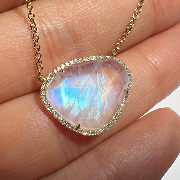 Mặt dây chuyền làm từ đá moonstone