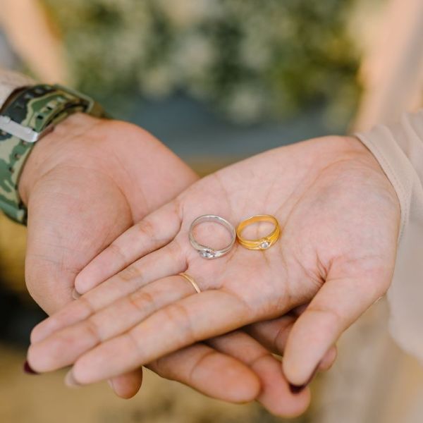 Những yếu tố ảnh hưởng đến thời điểm mua nhẫn cưới bạn cần biết