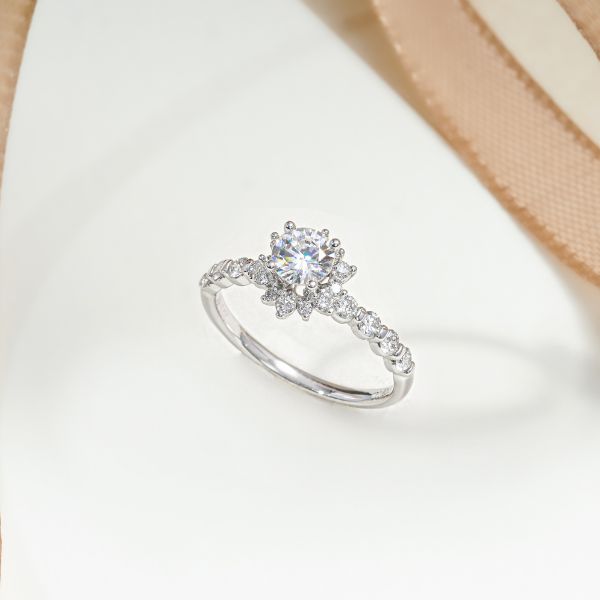 Nhẫn kim cương lấy cảm hứng từ hoa hướng dương