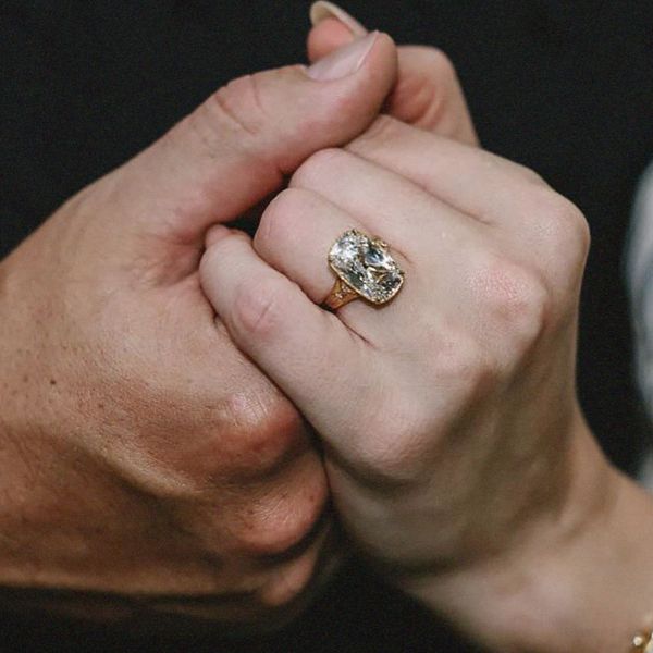 Nhẫn cushion old mine cut trong ổ bezel mang tinh thần Georgian của Taylor Swift.