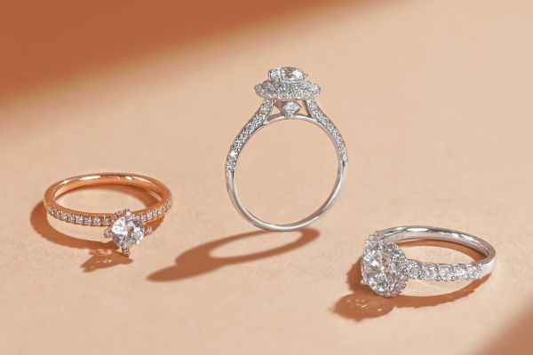 Nên chọn nhẫn cầu hôn vàng tây hay vàng ta?