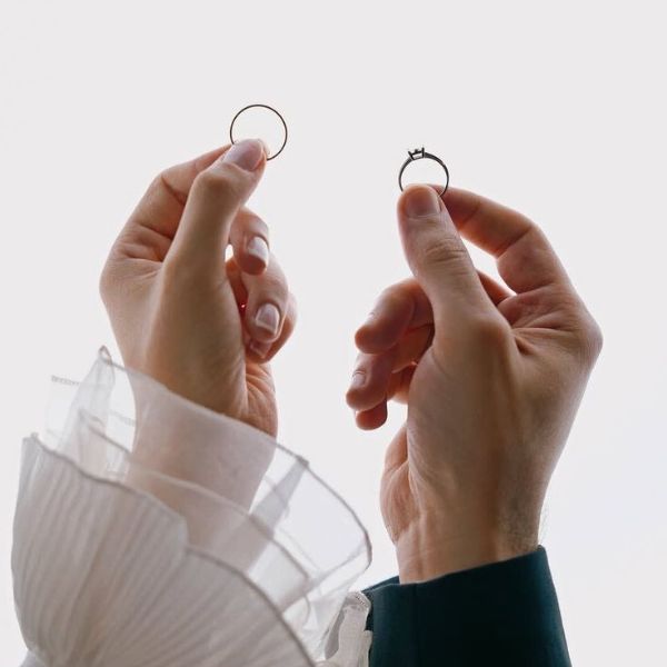 Vì sao nhẫn cưới 10 triệu là lựa chọn thông minh trong bối cảnh giá vàng hiện nay?