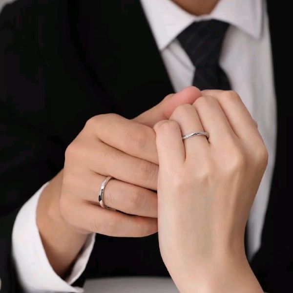 Vì sao nhẫn cưới bản mỏng khiến các cặp đôi “mê mẩn”?