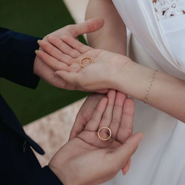 So sánh nhẫn cưới đính đá và nhẫn cưới trơn trong tầm giá 15 triệu