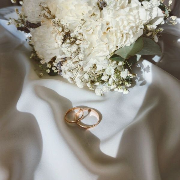 Lưu ý quan trọng khi mua nhẫn cưới vàng tây