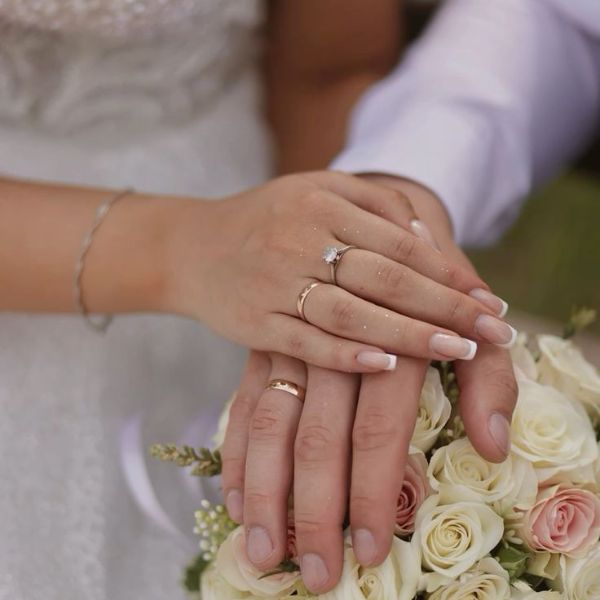 Các yếu tố ảnh hưởng đến giá nhẫn cưới vàng tây 10K tại Meez Jewelry