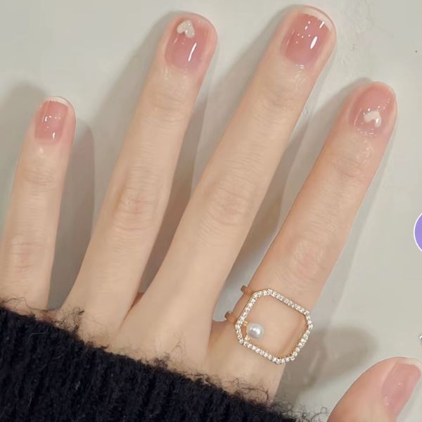 Dáng tay ngắn, ngón hơi tròn