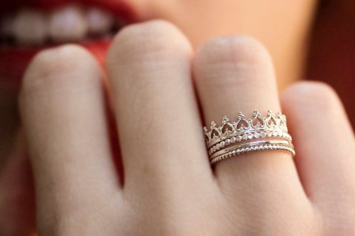 Top mẫu nhẫn vương miện vàng sang trọng cho nữ