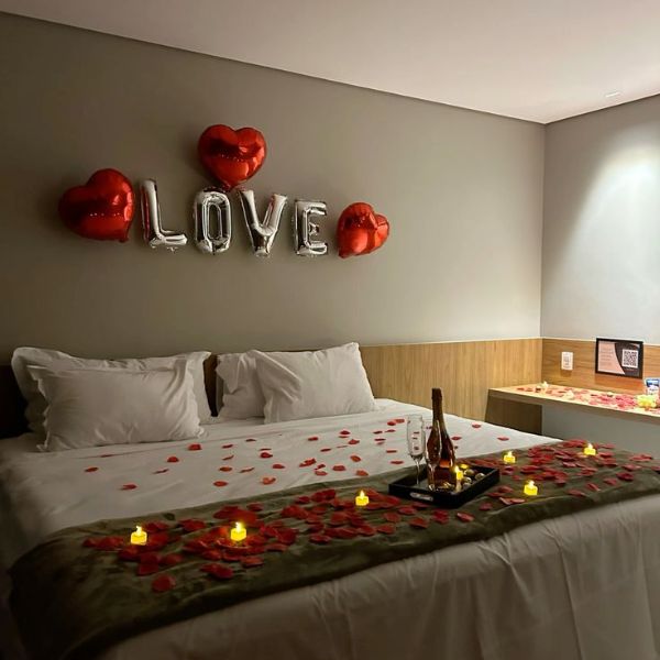 Phòng cưới với đèn trang trí và nến