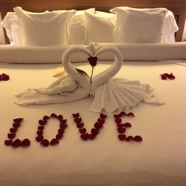 Trang trí phòng cưới với hoa tươi