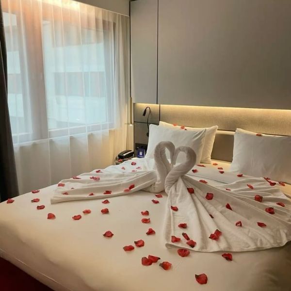 Trang trí phòng cưới với hoa tươi