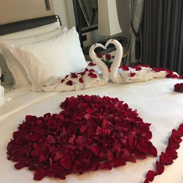 Trang trí phòng cưới với hoa tươi