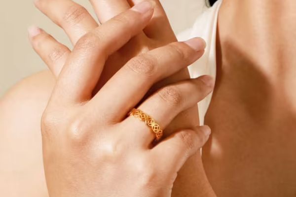 Vị trí đeo nhẫn kim tiền ngón nào để thu hút tài lộc và may mắn?