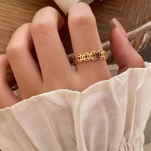 Tại sao vị trí đeo nhẫn kim tiền lại quan trọng?