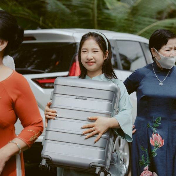 Ai là người xách vali cho cô dâu về nhà chồng