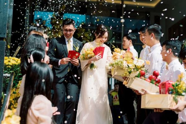 Tại sao phải xách vali cho cô dâu?