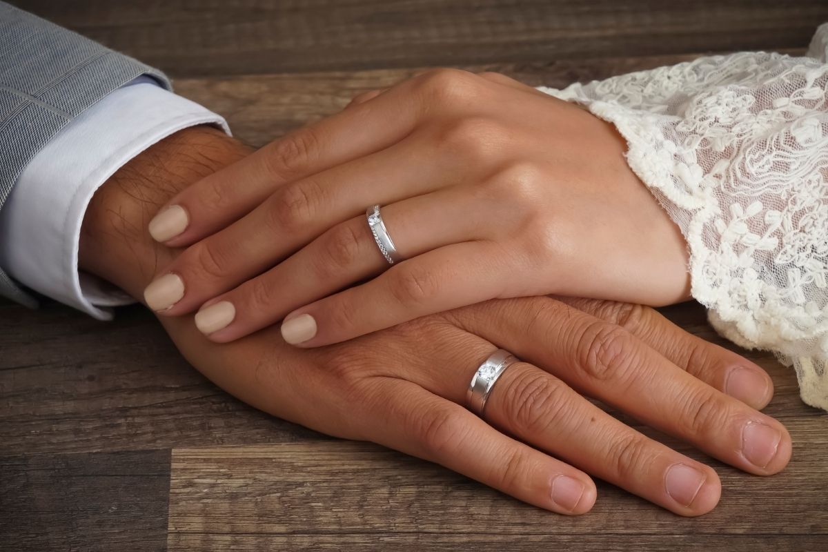 Ai là người mua nhẫn cưới