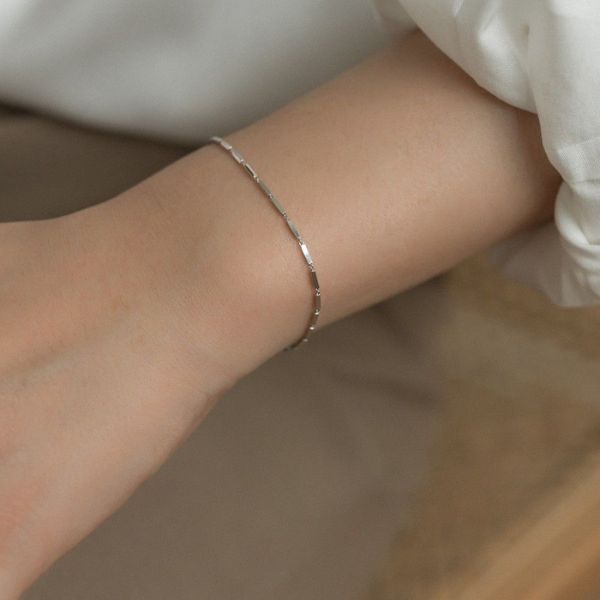 Chọn trang sức vàng theo màu da có tone lạnh