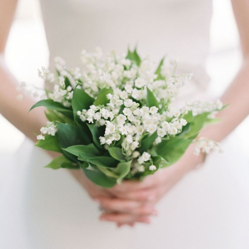 Bó hoa cưới linh lan trắng tối giản