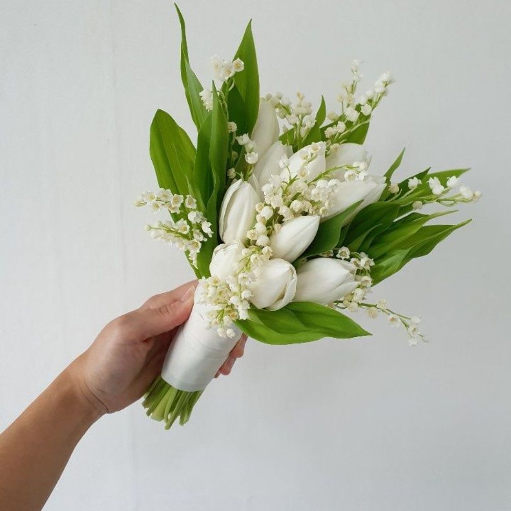 Bó hoa linh lan và tulip trắng