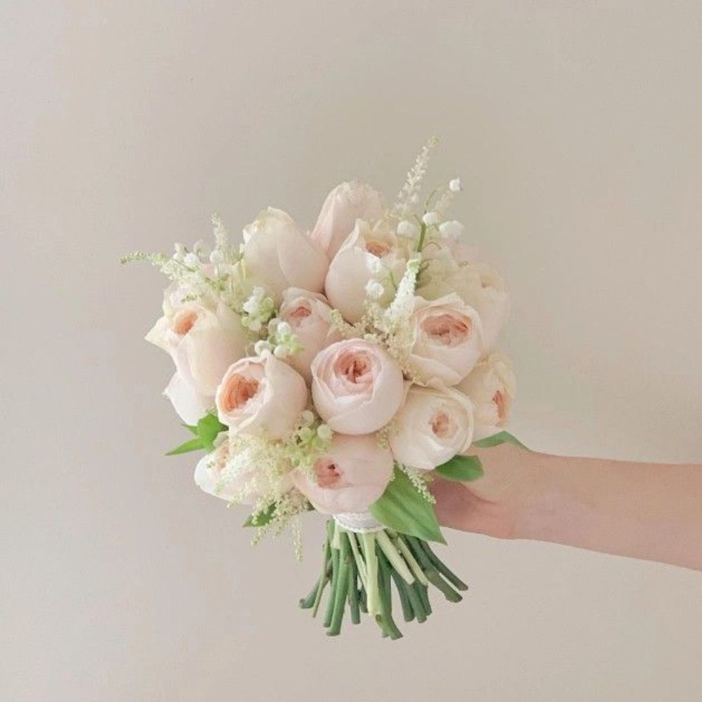 Bó linh lan trắng kết hợp hoa hồng pastel