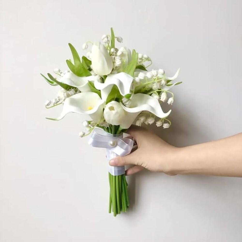 Bó hoa linh lan cưới kết hợp rum