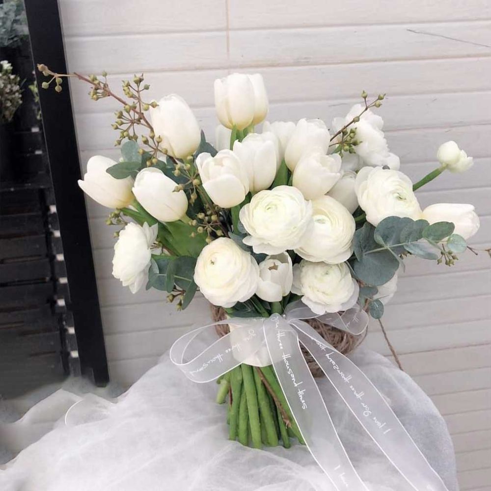 Hoa cưới mao lương trắng và tulip