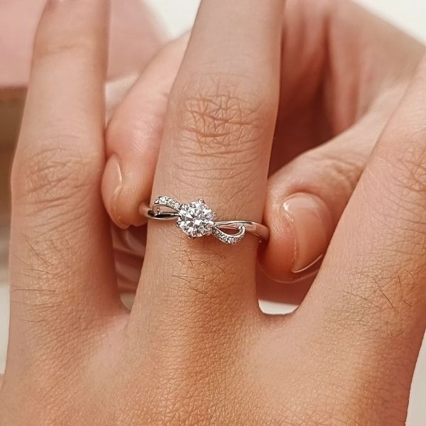 Nhẫn cầu hôn đẹp kiểu dáng Twist