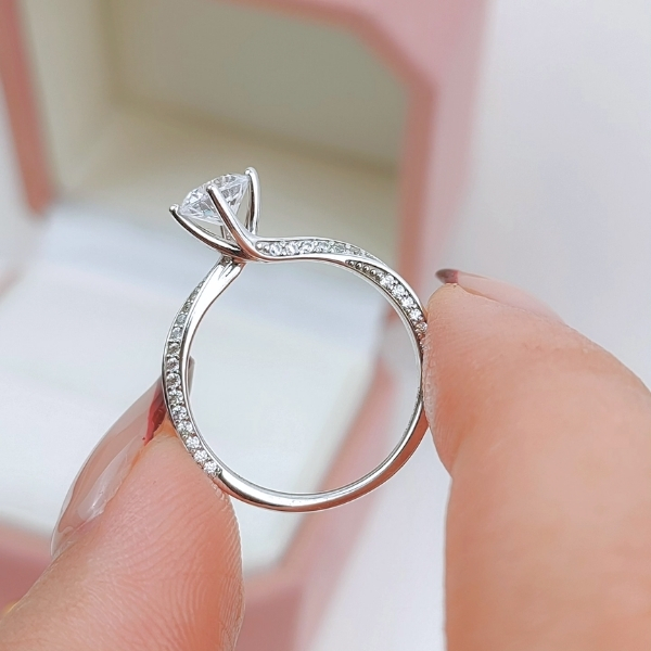 Nhẫn cầu hôn bạch kim