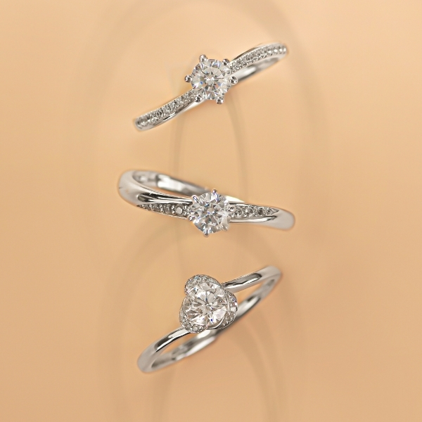 Nên mua nhẫn cầu hôn bạch kim hay vàng trắng?