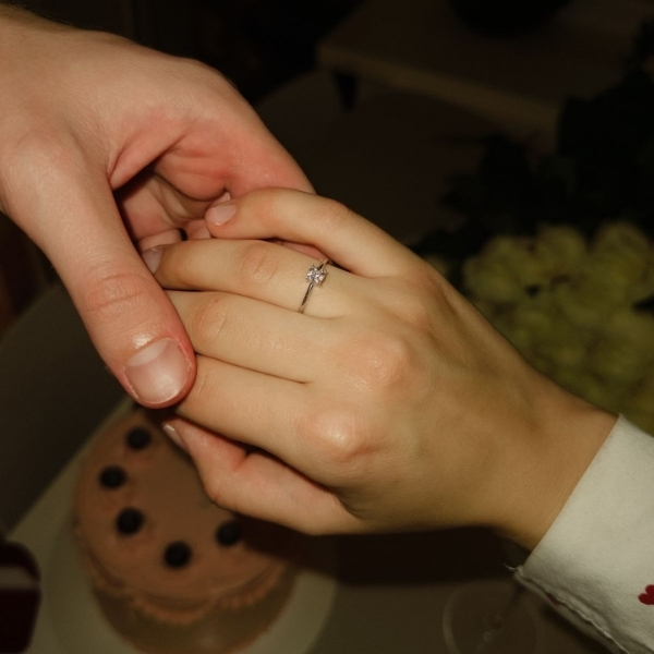 Nhẫn cầu hôn giá rẻ là gì?