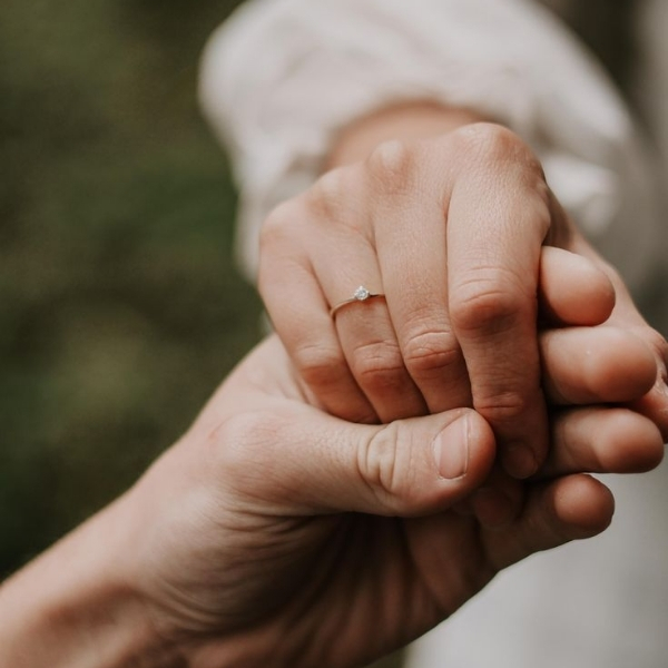 Có nên mua nhẫn cầu hôn giá rẻ hay không?