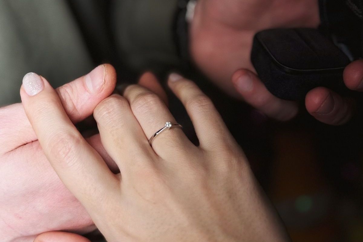 Có nên mua nhẫn cầu hôn giá rẻ?