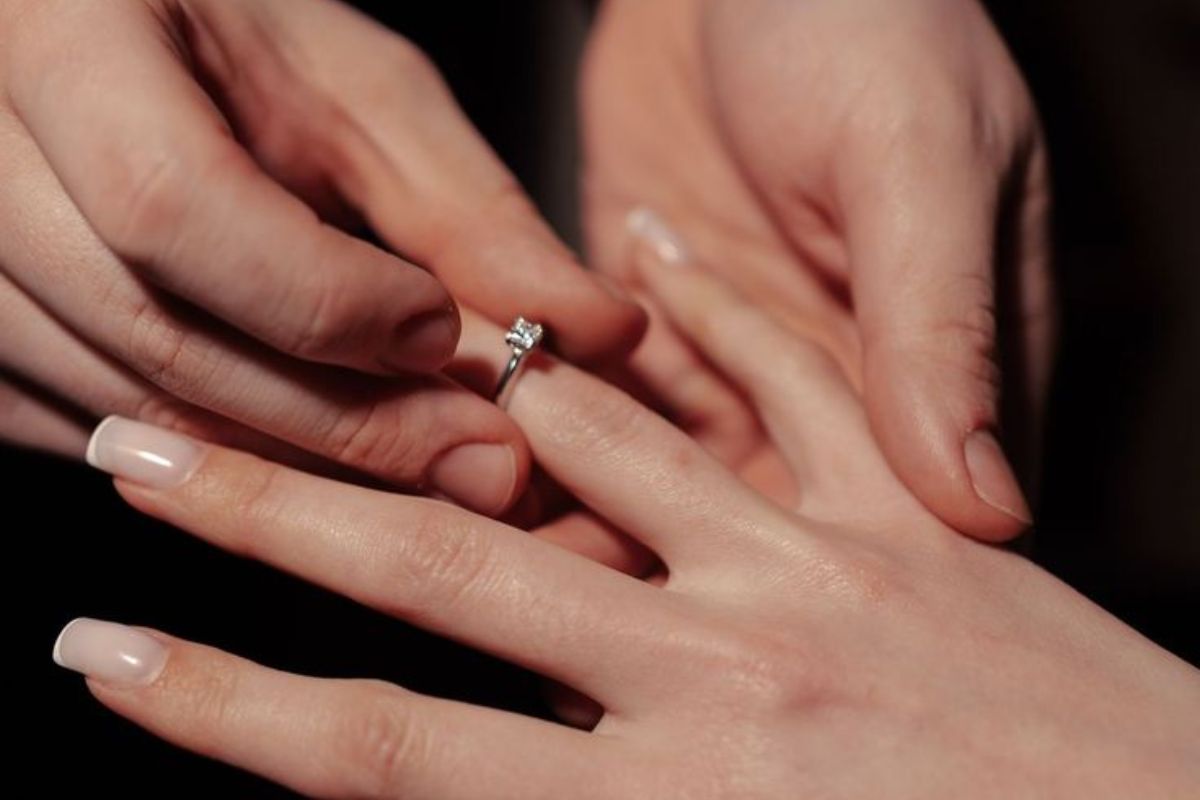 Nhẫn cầu hôn trơn là gì?