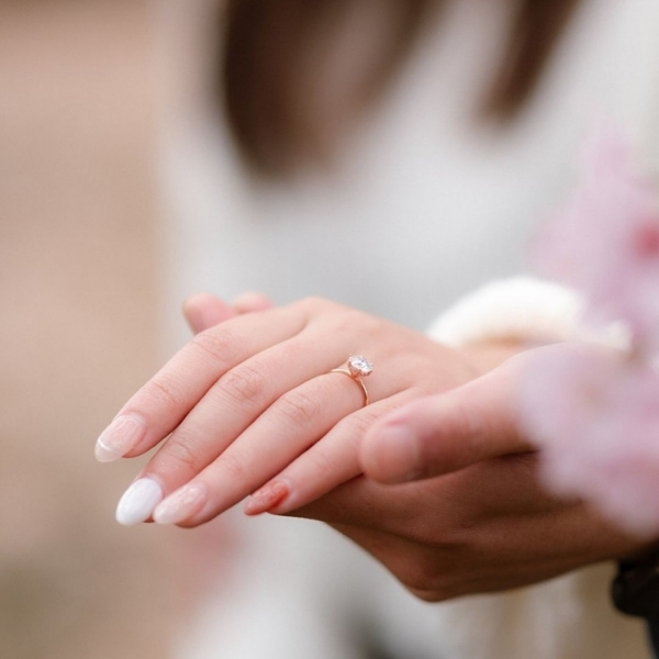 Nên đeo nhẫn cầu hôn vàng vàng, vàng trắng hay vàng hồng?