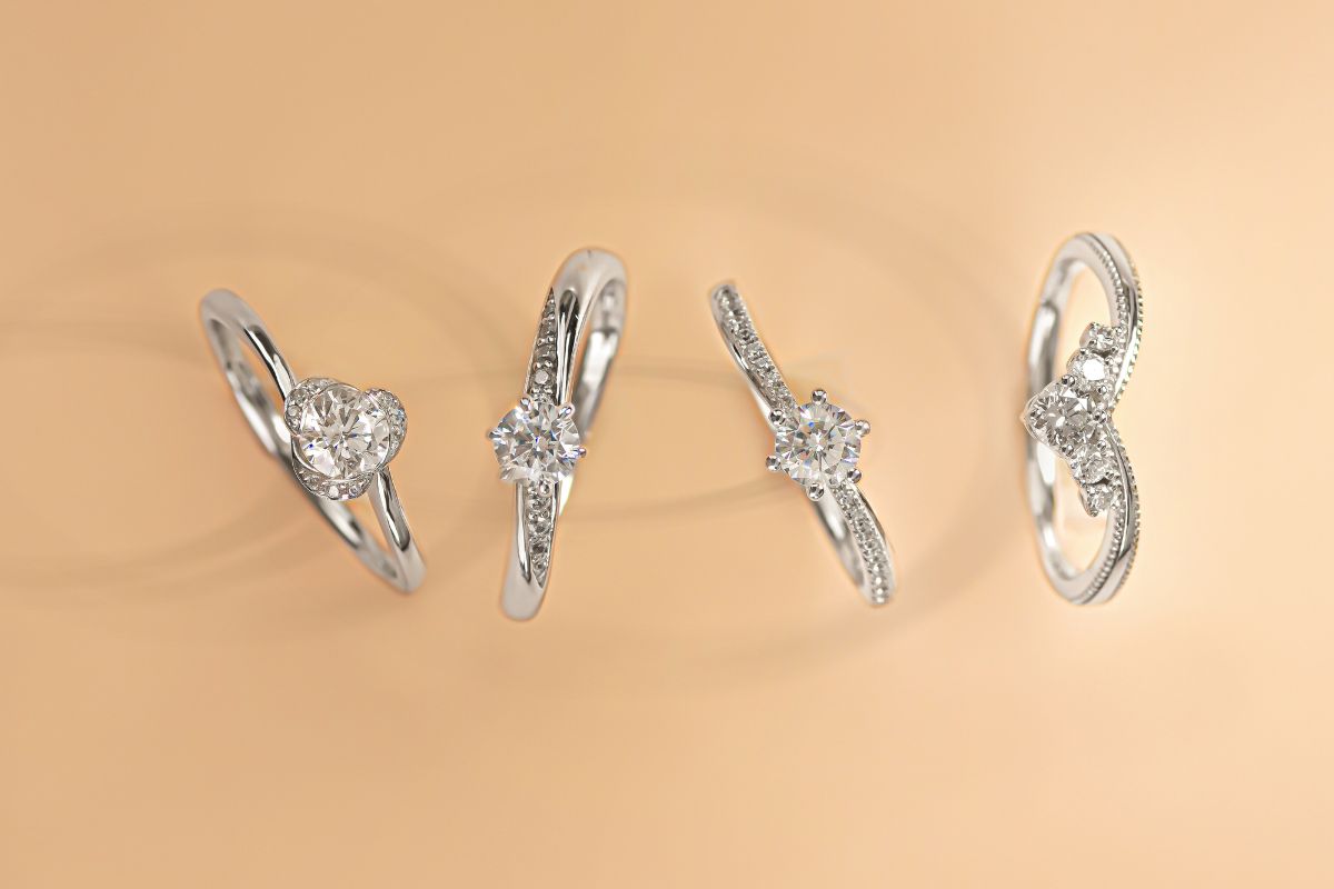 Có nên lựa chọn nhẫn cầu hôn vàng trắng không?